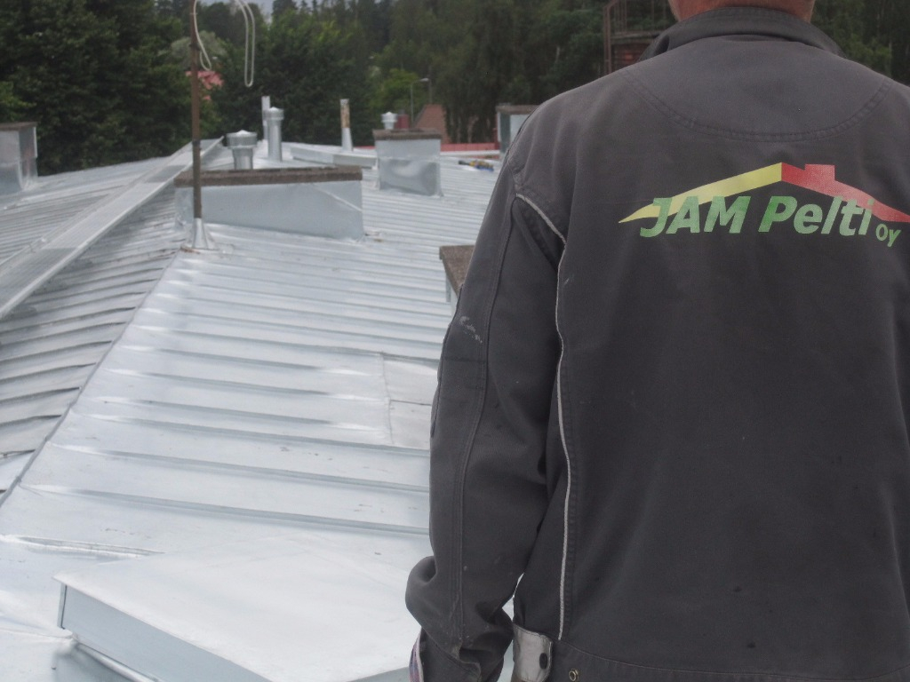 Katto ja työntekijä - JAM Pelti Oy, Vaaralankulma Katto ja työntekijä - JAM Pelti Oy, Vaaralankulma