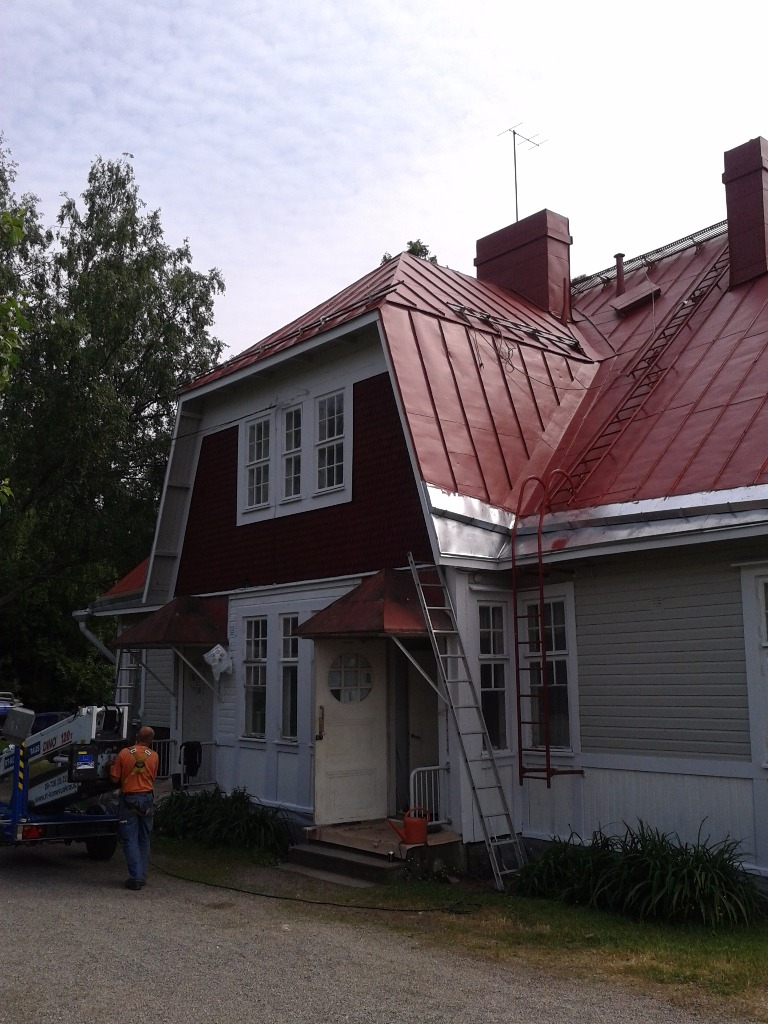 Työskentelijä tekemässä hommiaan - JAM Pelti Oy, Vaaralankulma Työskentelijä tekemässä hommiaan - JAM Pelti Oy, Vaaralankulma